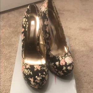 Floral/ Black pumps
